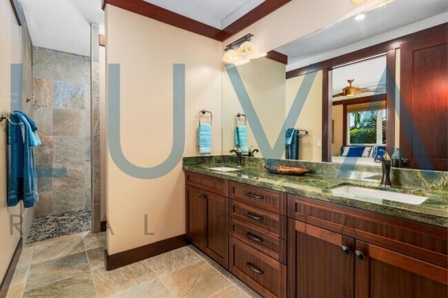 Building Photo - 4 bedroom 3.5 bathroom home with pool