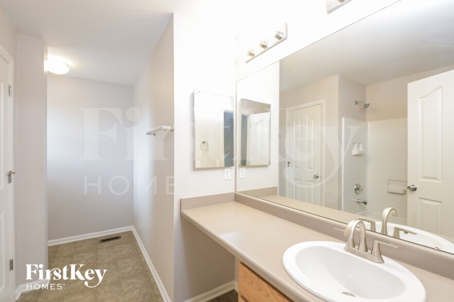 Building Photo - 800 Lonewolf Cir