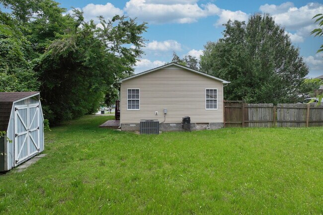 Building Photo - Springfield Gem! 3BR/2BA with Big Yard, St...