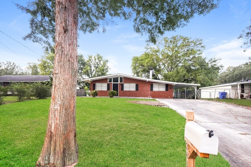 Building Photo - 2410 Broadmoor Dr