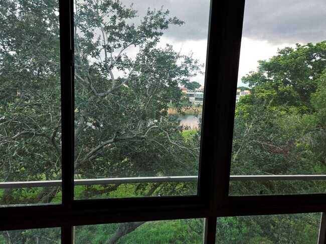 Building Photo - 7300 Lake Cir Dr