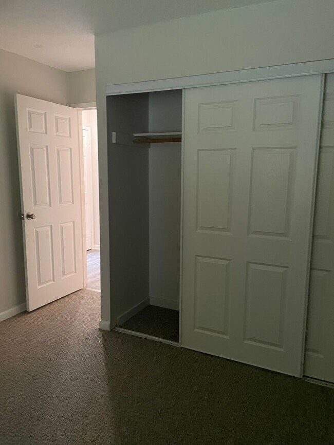 Building Photo - Spacious 3 Bedroom Townhouse