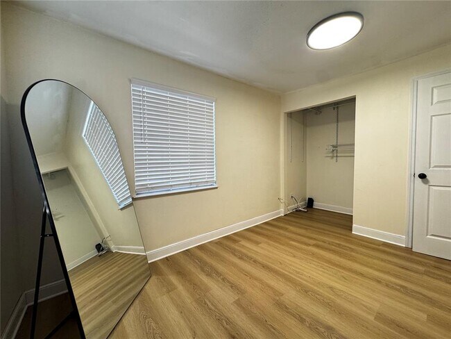 Building Photo - 3008 Hillview St