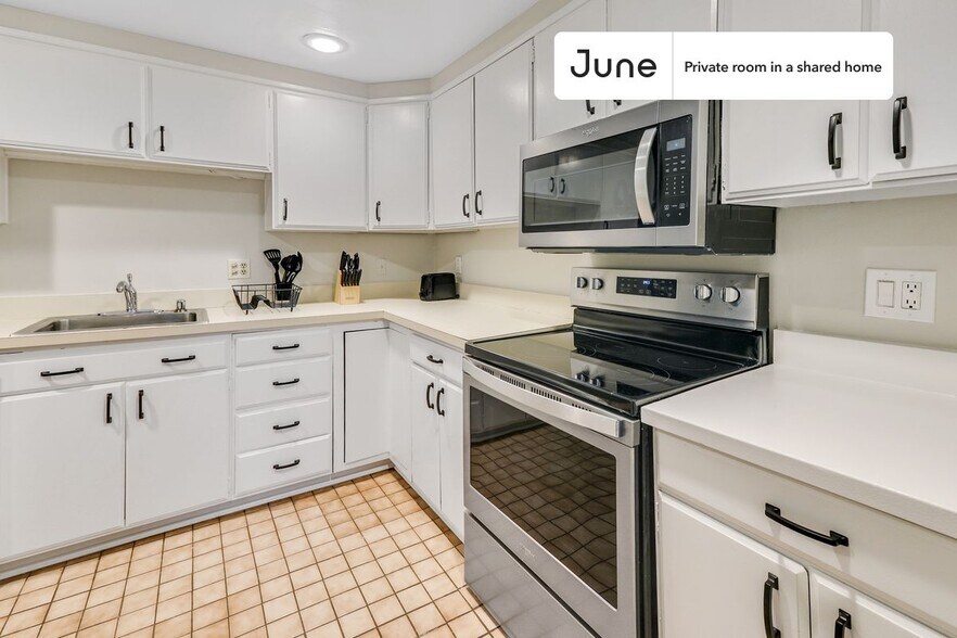 Building Photo - Room in Shared 7 bed/3.5 bath home in Southwest Waterfront
