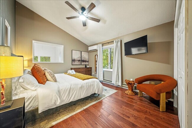 Building Photo - 1825 Jennifer Dr