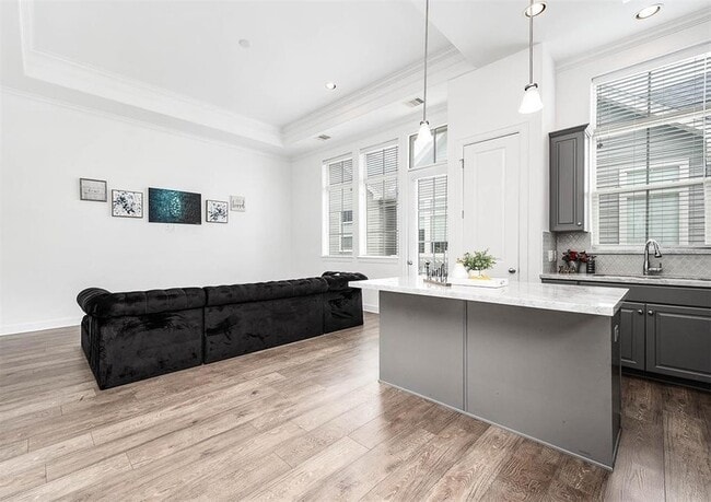 Building Photo - 2103 Naomi St