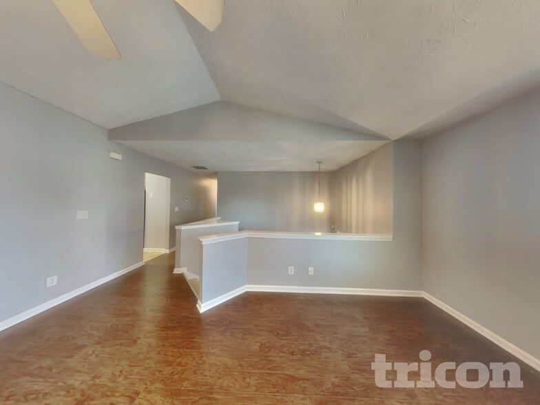 Building Photo - 3275 River Ln SE