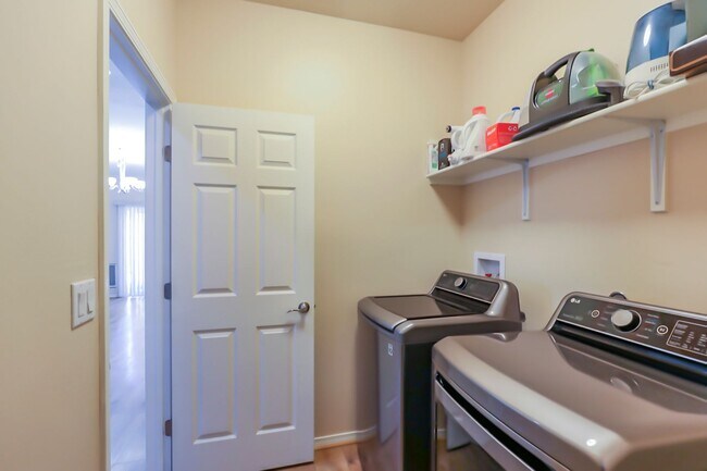 Building Photo - Pet Friendly 4 Bed 2 Bath Home!