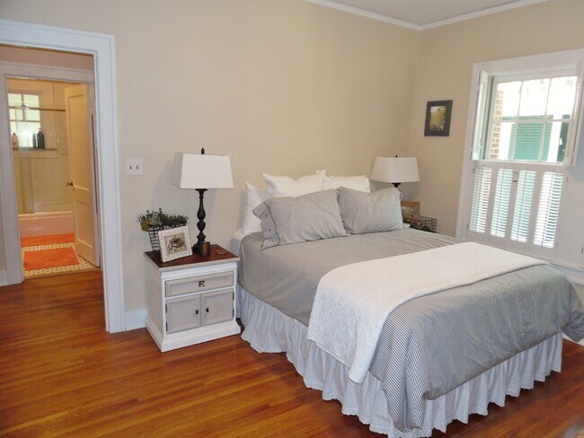 Building Photo - Bungalow in Mistletoe Heights!