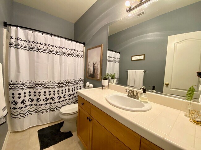 Building Photo - $2,450 Beautiful 3 Bedroom Home In  The Qu...