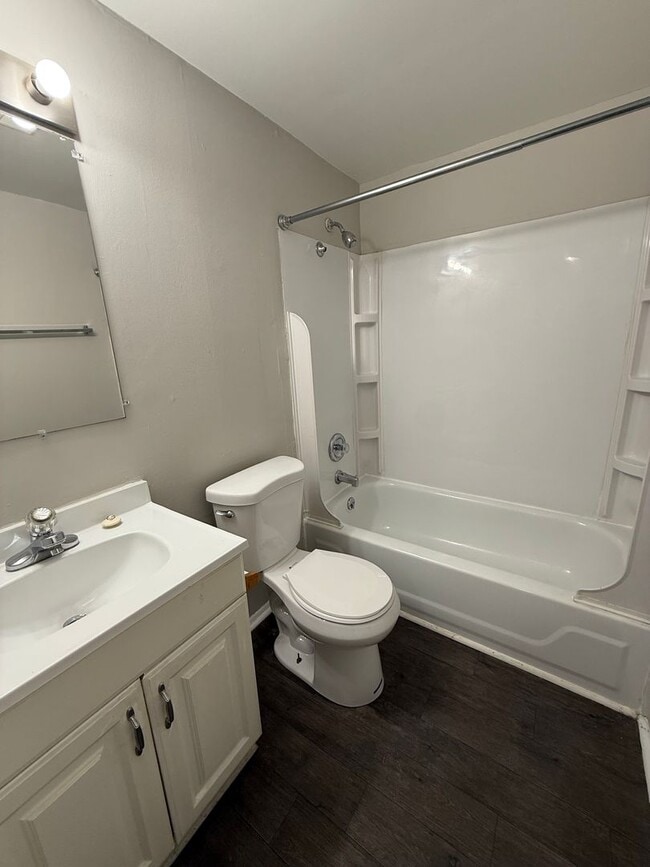 Building Photo - 4805 Lakeside Dr