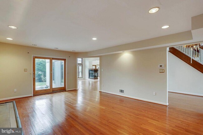 Building Photo - 9801 Clydesdale St