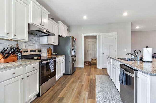 Building Photo - 4 BEDROOMS IN GULF BREEZE!!