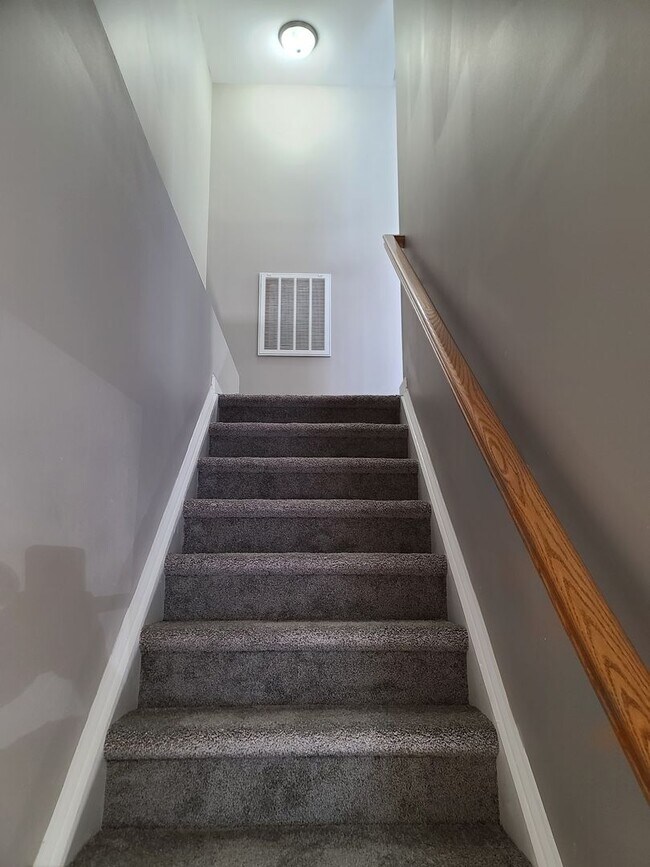 Building Photo - 3 bedroom,  2 1/2 bath town home in Waynesboro PA END UNIT