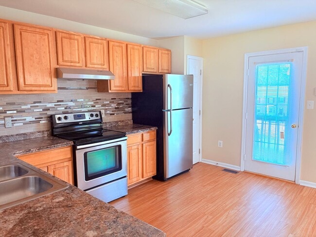 Building Photo - CENTRALLY LOCATED TOWNHOUSE - STAFFORD