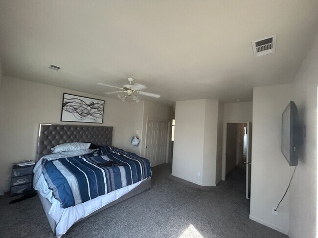 Building Photo - 4 bedrooms in Lemoore Easy Highway Access