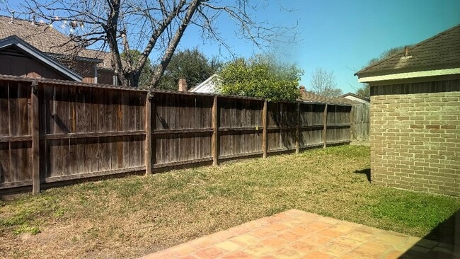 Building Photo - 2218 Woodland Park Dr