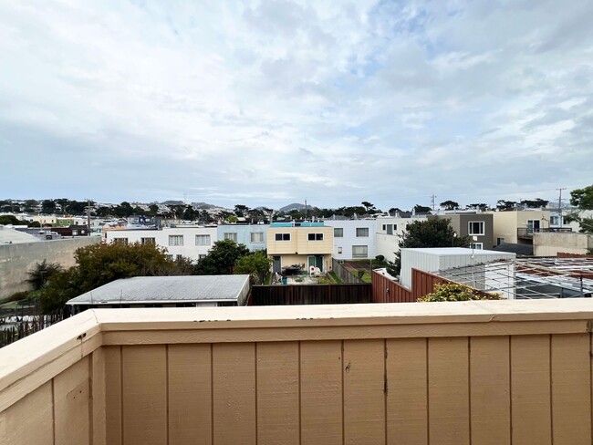 Building Photo - Charming Upstairs Unit in Desirable Parksi...