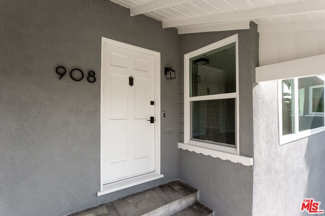 Building Photo - 908 Hyperion Ave