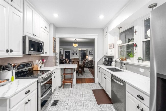 Building Photo - College Hill Bungalow!