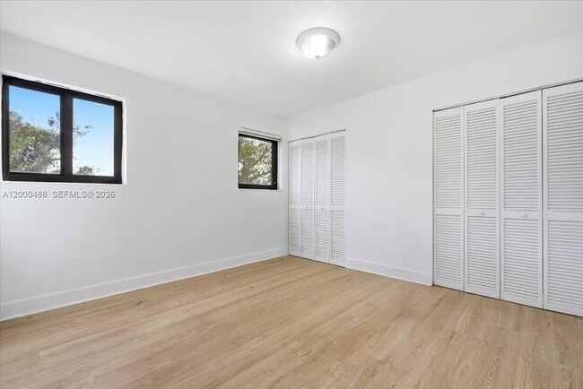 Building Photo - 3522 SW 25th St