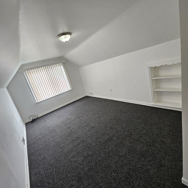 Building Photo - 3 Bedroom Bungalow w/ New Carpet Through O...