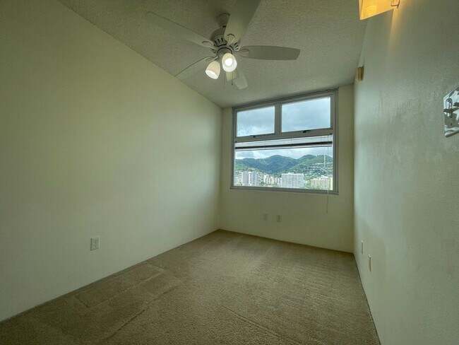 Building Photo - Centrally and Conveniently located  1 Bed 1 Bath 1 Parking Makiki