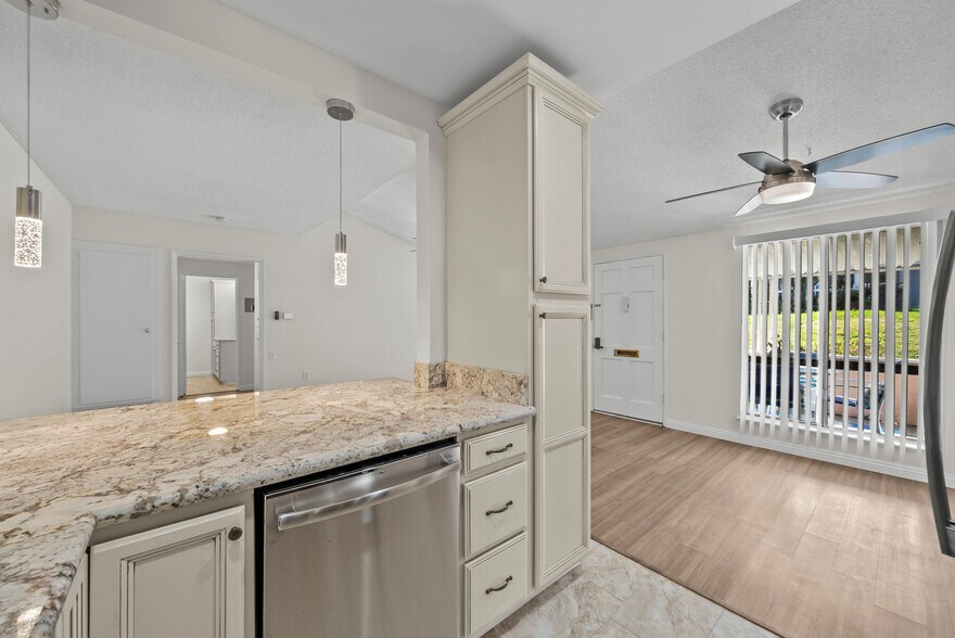 Kitchen - 19156 Avenue of the Oaks