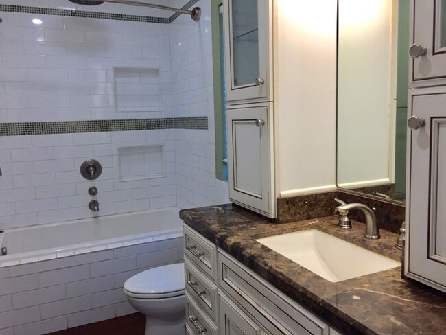 Building Photo - Escondido 3 Br Gated LOVELY Townhome 2 pat...