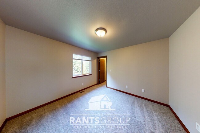 Building Photo - Spacious and Versatile Home in Sought-Afte...
