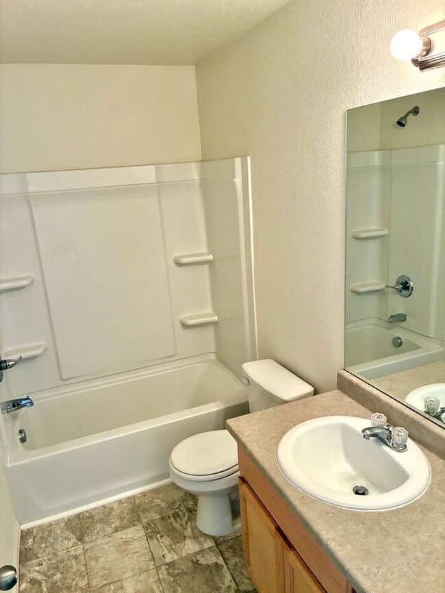 Building Photo - Beautiful 4 Bedroom Two-Story Home in Windsor!