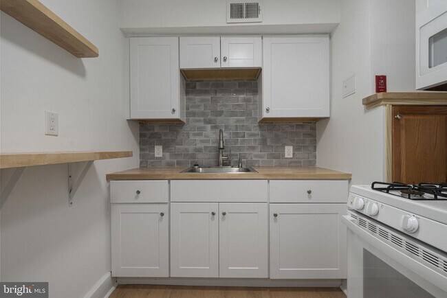 Building Photo - 305 S Main St