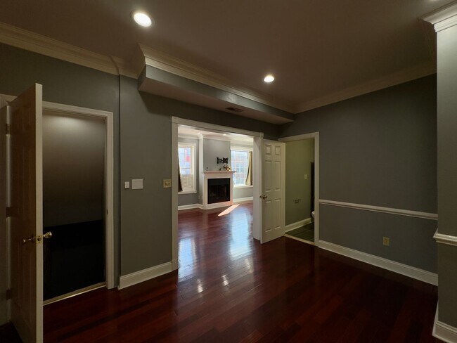 Building Photo - Charming 2Bed/2.5Bath in Washington Vilage - Extra Space in the Basement