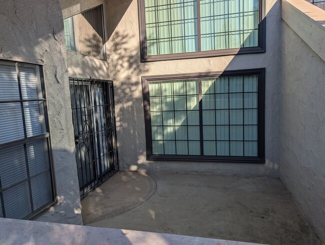 Building Photo - Spacious condo with modern updates located...