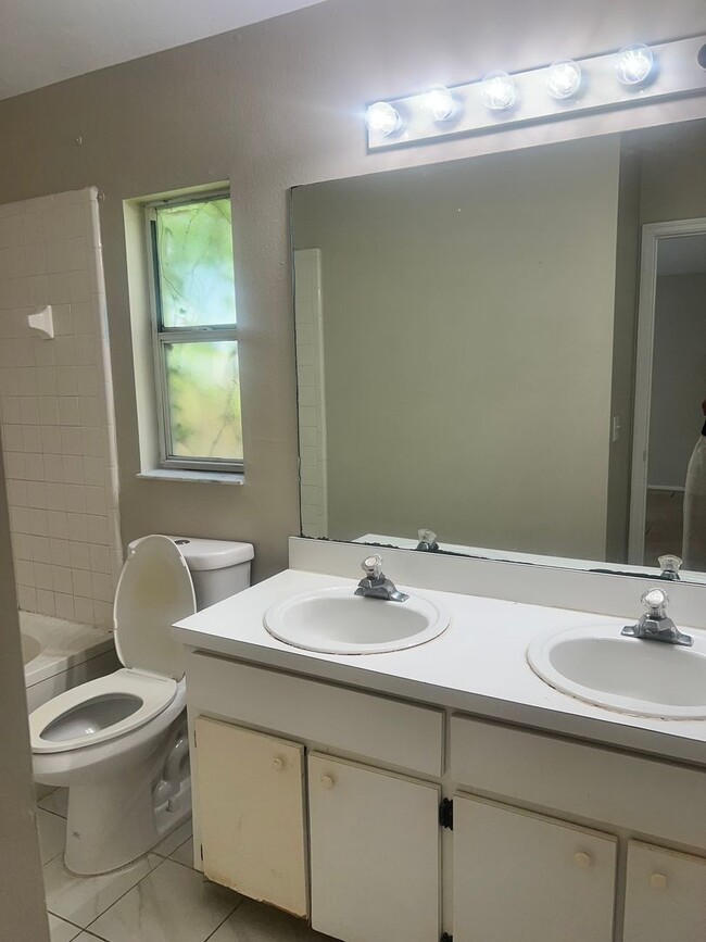 Building Photo - Lovely 3 Bed / 2 Bath Home in Apopka Quiet...