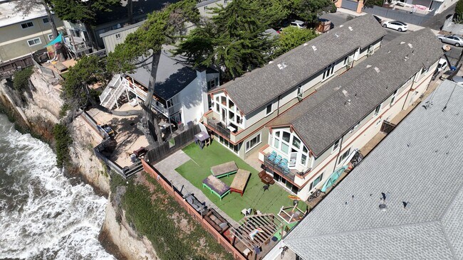 Building Photo - 6631 Del Playa Dr