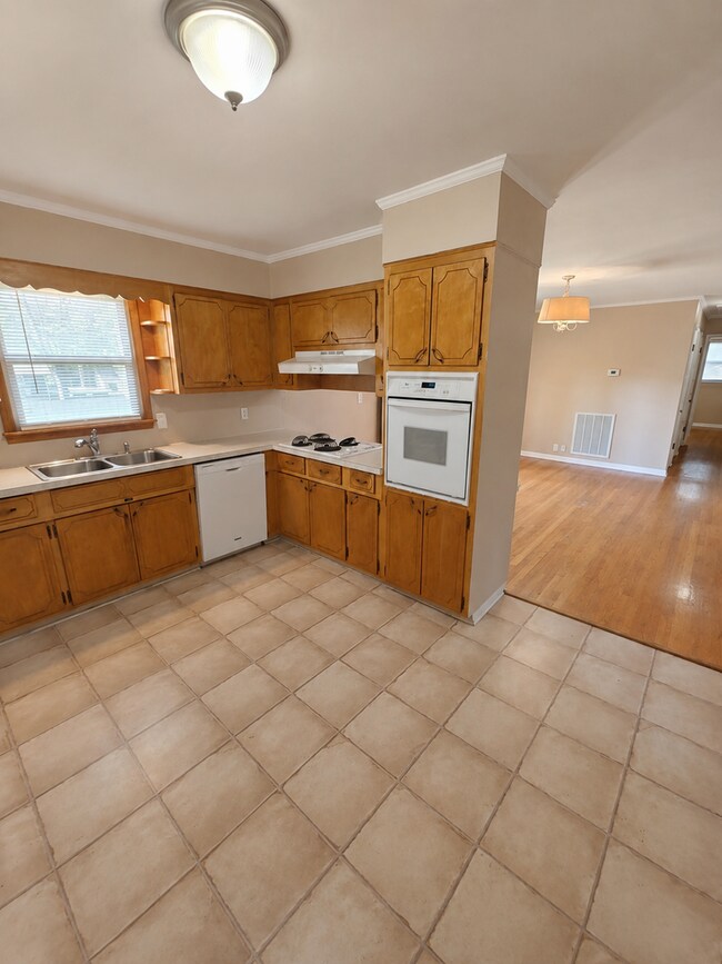 Building Photo - Bright 3-Bedroom Pet-Friendly Home with Garage in Algood