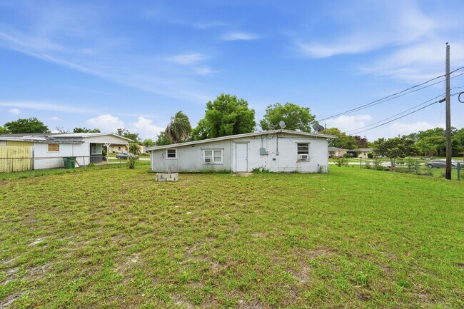 Building Photo - Charming & Spacious 2-Bedroom Home with Modern Finishes and Outdoor Living at 793 Crawford St, De...