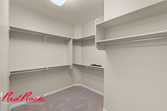 Building Photo - Sun River 2 Bedroom Home with Bonus Den! First Class Amenities!