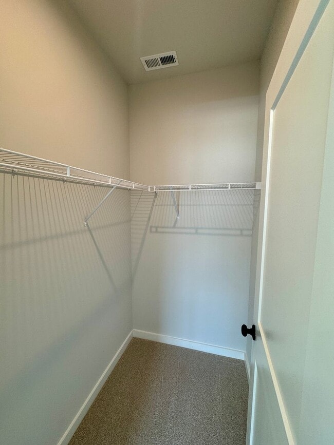 Building Photo - Beautiful 4BR/3BA Townhouse in Griffith Lakes