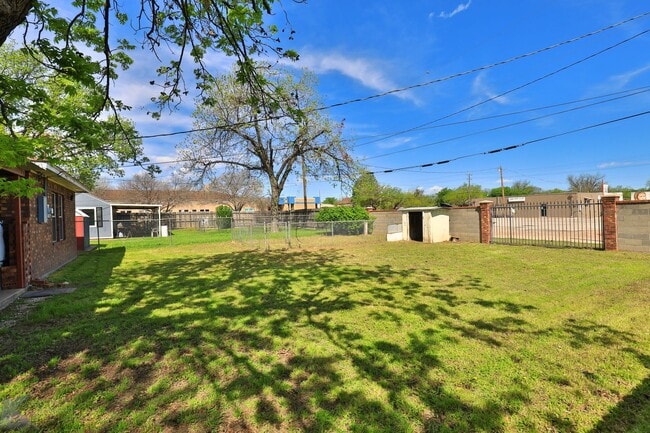 Building Photo - 3 bed 2 bath 2 car carport home in south A...