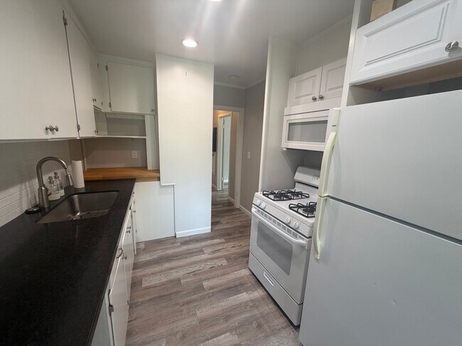 Building Photo - 5319/21 Robertson Ave