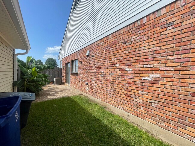 Building Photo - Sought after location so hurry!