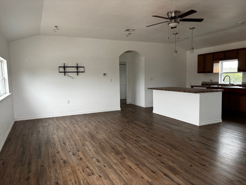 Building Photo - 240 Country Club Rd