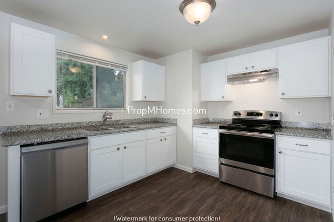 Building Photo - Quaint Ranch Style Home with Fenced Yard!