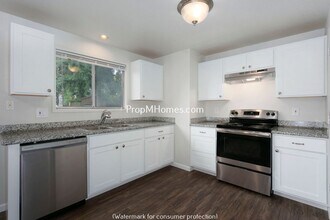 Building Photo - Quaint Ranch Style Home with Fenced Yard!