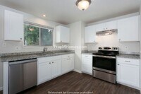 Building Photo - Quaint Ranch Style Home with Fenced Yard!