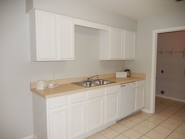 Building Photo - LOVELY & Spacious 3/2 Twn, New Plank Floor...