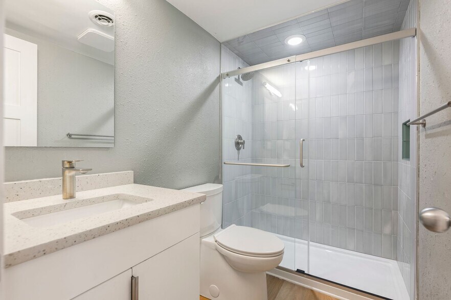 Building Photo - 811 N Pleasant St