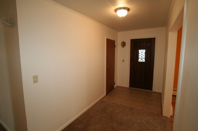 Building Photo - Single Family Home off Frontage Rd!